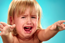 Почему детский плач так изводит родителей (и что с этим делать)