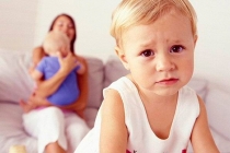 Прийомна дитина стала вести себе агресивно і зухвало, коли дізналася про мою вагітність: Що робити?
